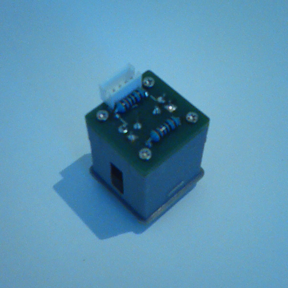 Nahaufnahme eines 3D‑gedruckten Gehäuses für elektronische Knöpfe.